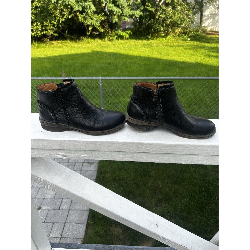 Comfortiva Women’s Black Leather Ankle Boots Size 7 M Weatherproof Side Zip